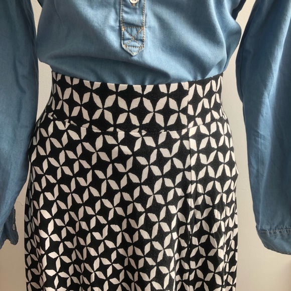 4/$20 LOFT Black and White Skater Knit Skirt - Picture 7 of 7